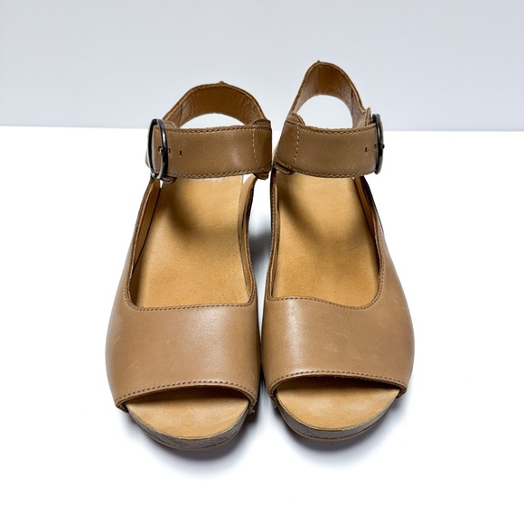 Dansko Tiana Brown Leather Wedge Buckle Strap Peep Toe Sandals - Picture 2 of 7